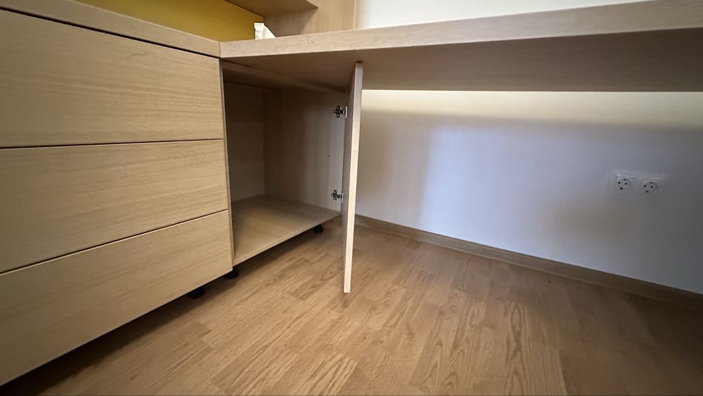 Продавам секция с бюро