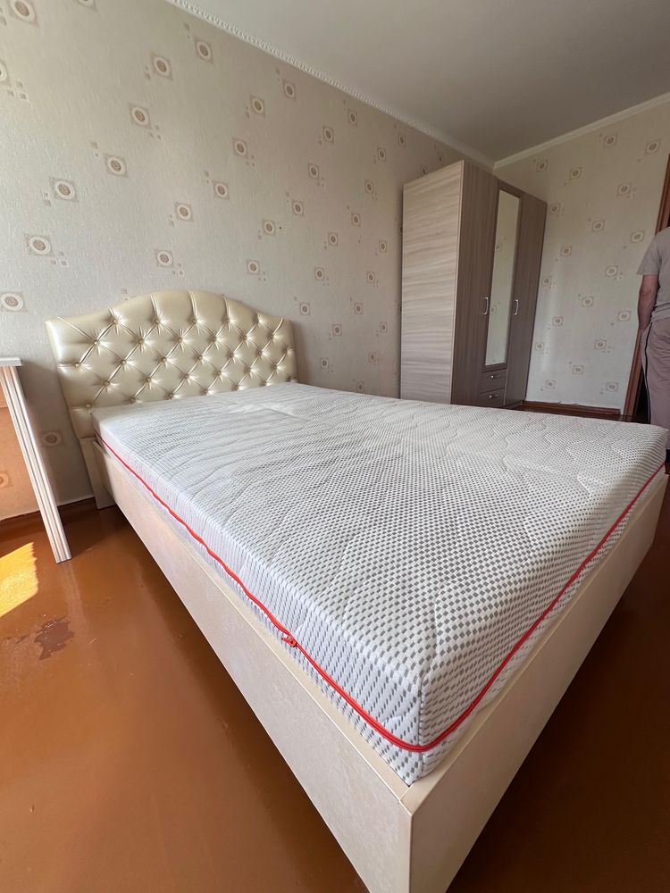 Продается кровать с матрасом. Размеры: 2,20х1,20. Абсолютно чистая.