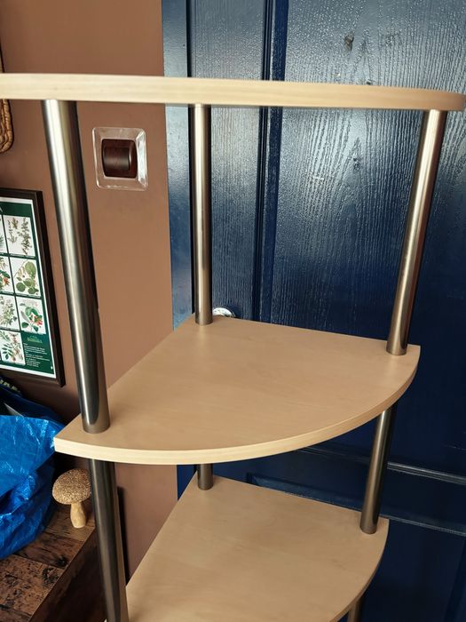 Ъглова етажерка за интериор светло дърво