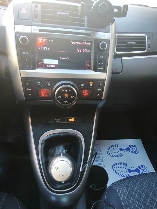 Продавам автомобил Тойота Версо 2.0