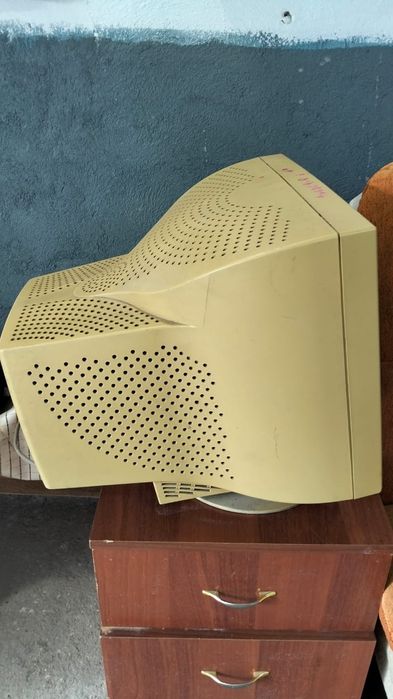 Манитор работает в хорошем состоянии работает