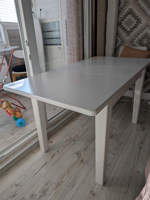 бяла кухненска разтегателна маса