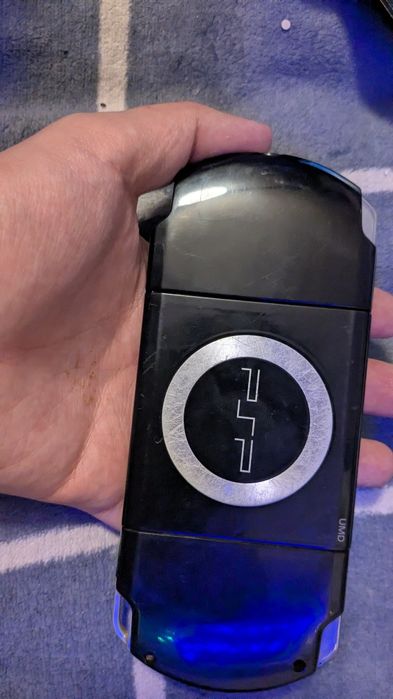 Psp 2000 состояние отличное батарея держит 4-5 часов