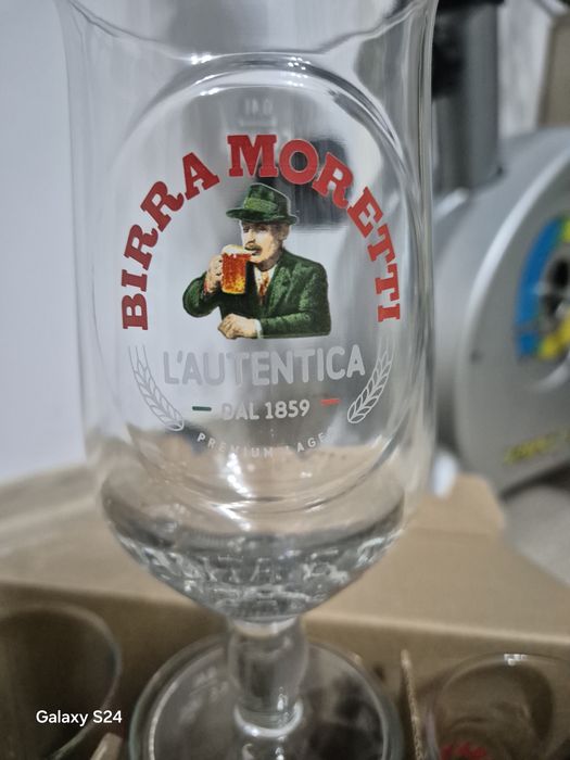Pahare de birra moretti