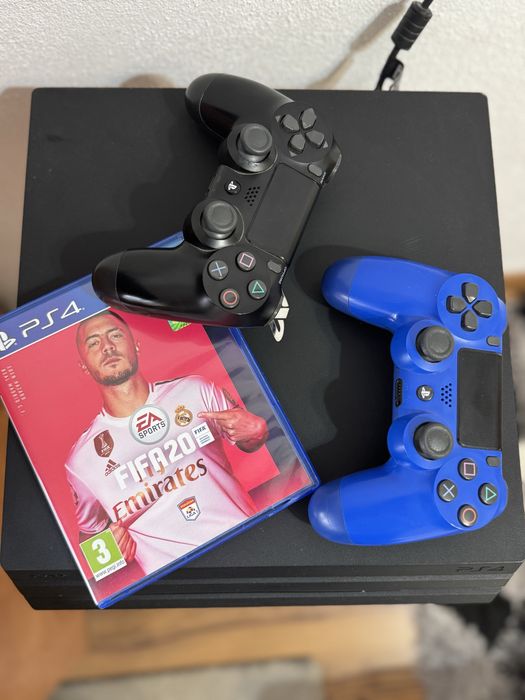 Ps4 pro doua manete un joc