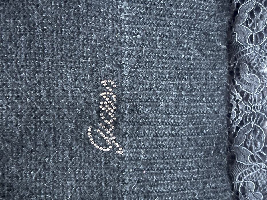 Вълнен пуловер на марката Guess