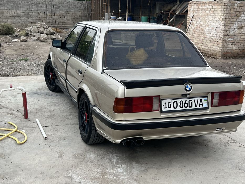 Подам BMW E30.