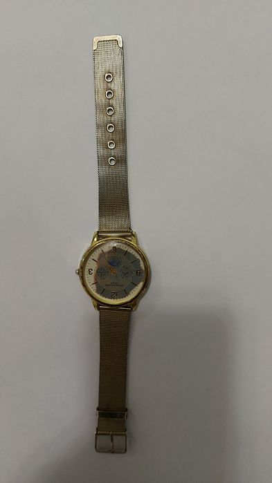 Продаю часы каждая 1000 тенге стоит