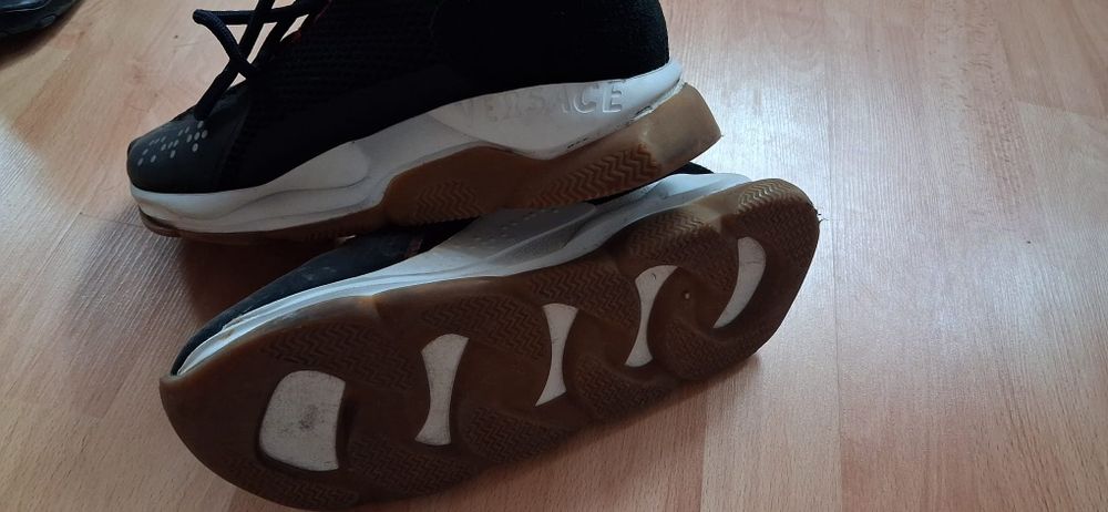 Adidași Versace, noi fara etichetă