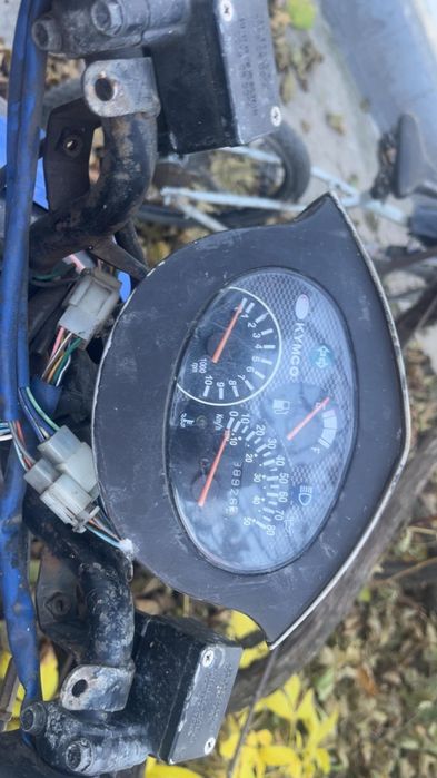 Vând scuter kimko 80 ccc  mai multe detalii an privat