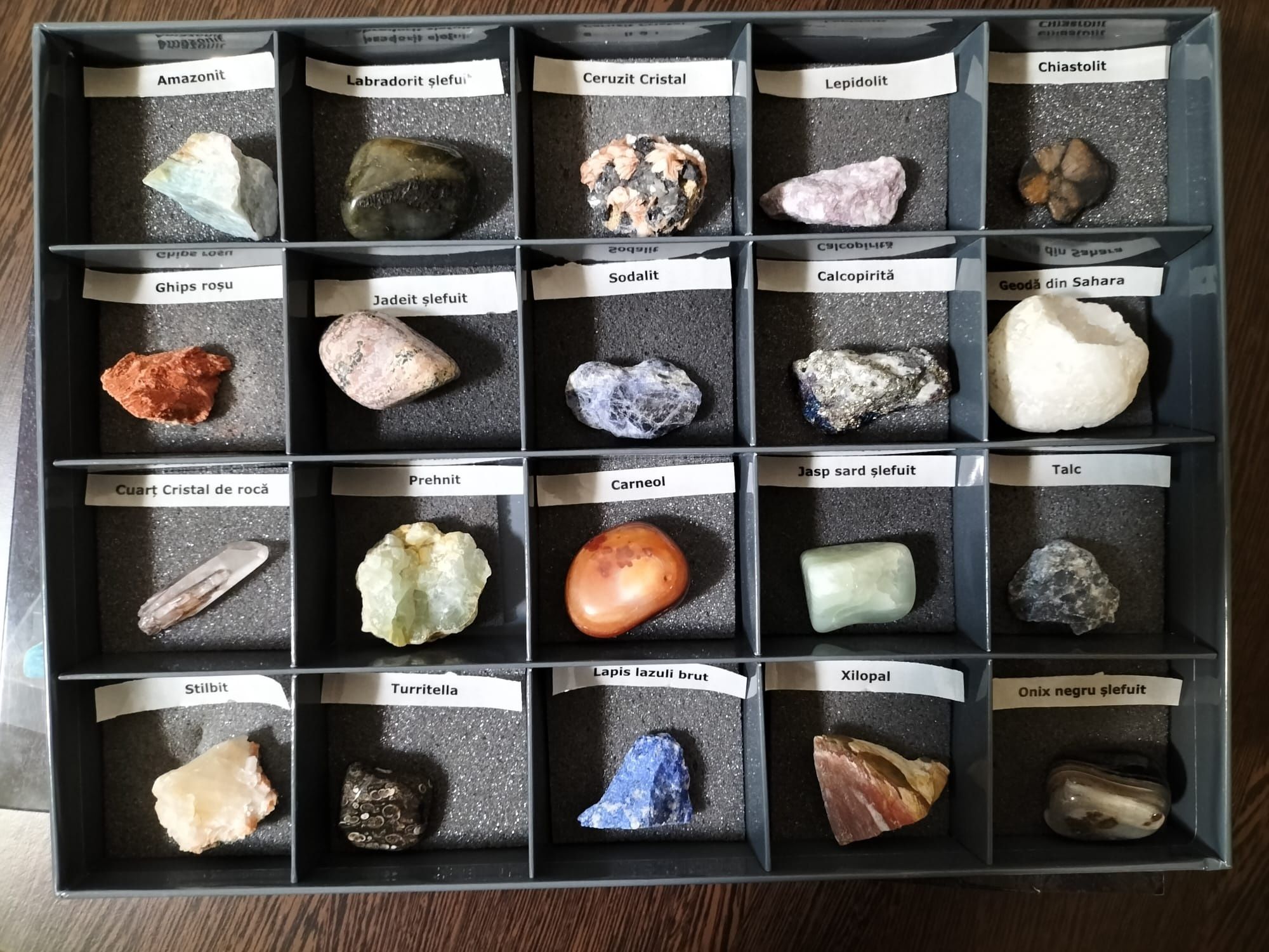 Vand colecție de minerale