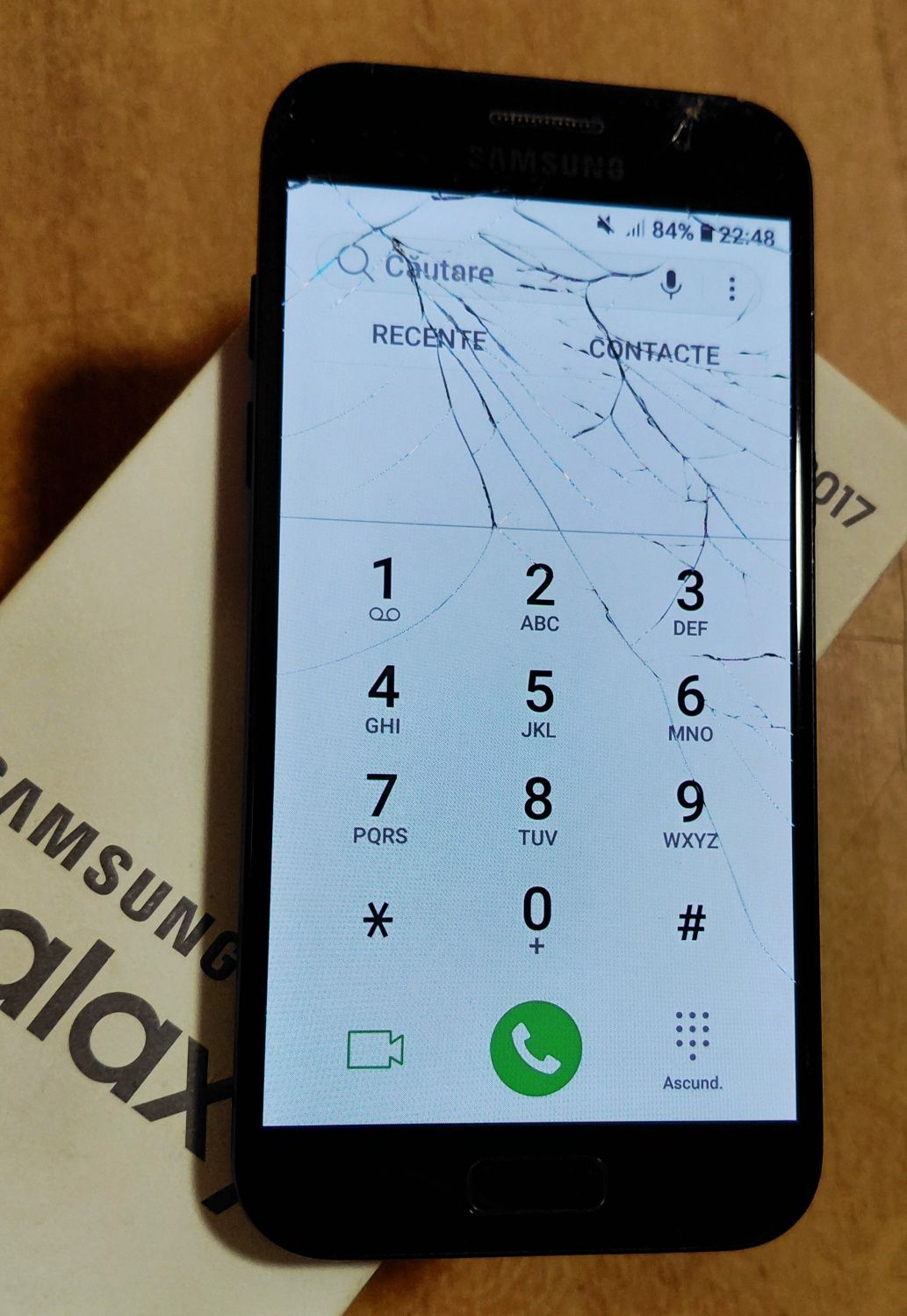 Vand cu husa si cutie, Samsung A3-2017. Sticla fisurata.