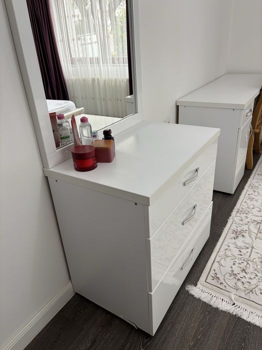 Mobila dormitor completa - pat, noptiere, masa de toaleta si birou