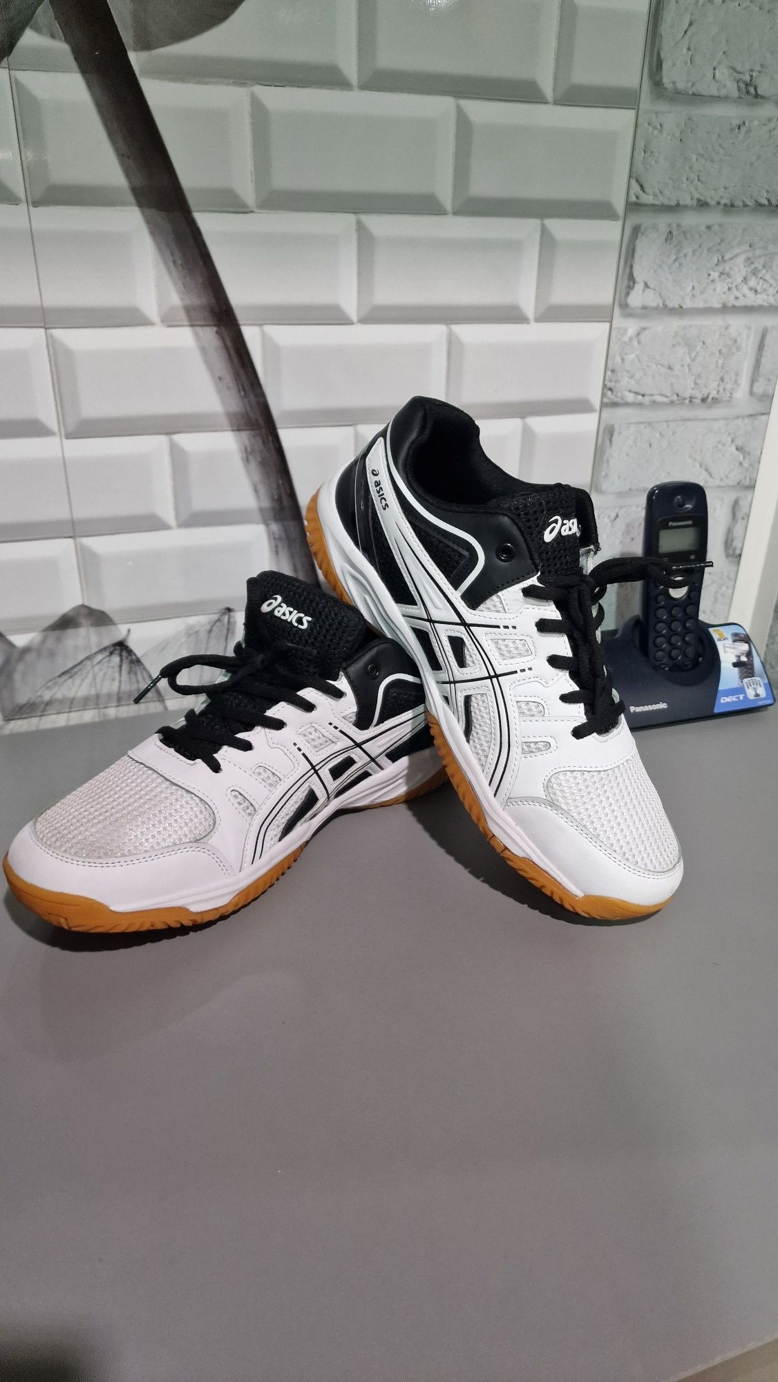 Продам ASICS кросовки