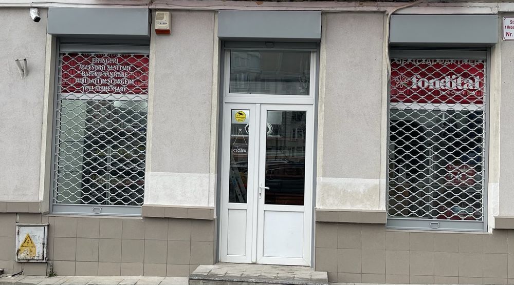 Grilaj metalic acționat electric