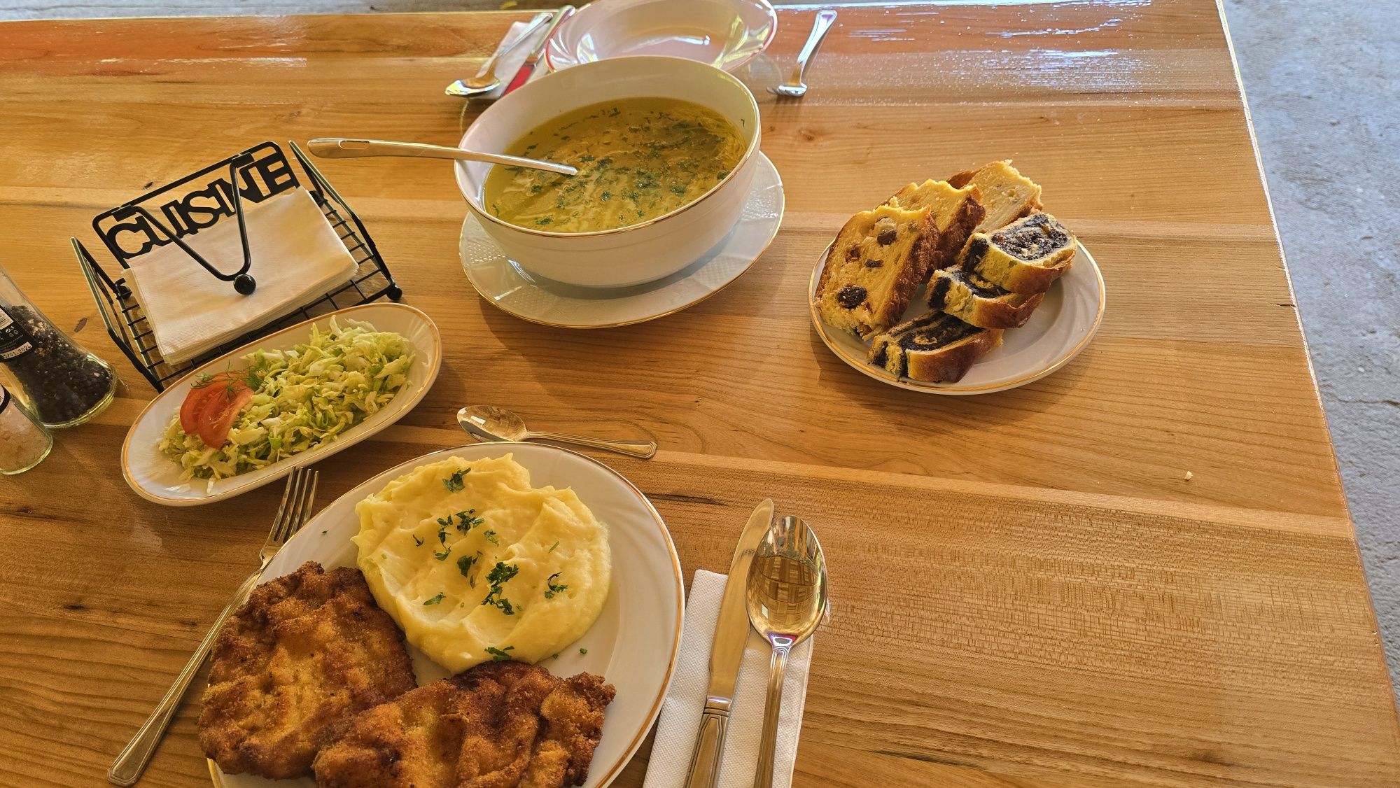 Restaurant-Pensiune La Danilă la poalele munților Padeș