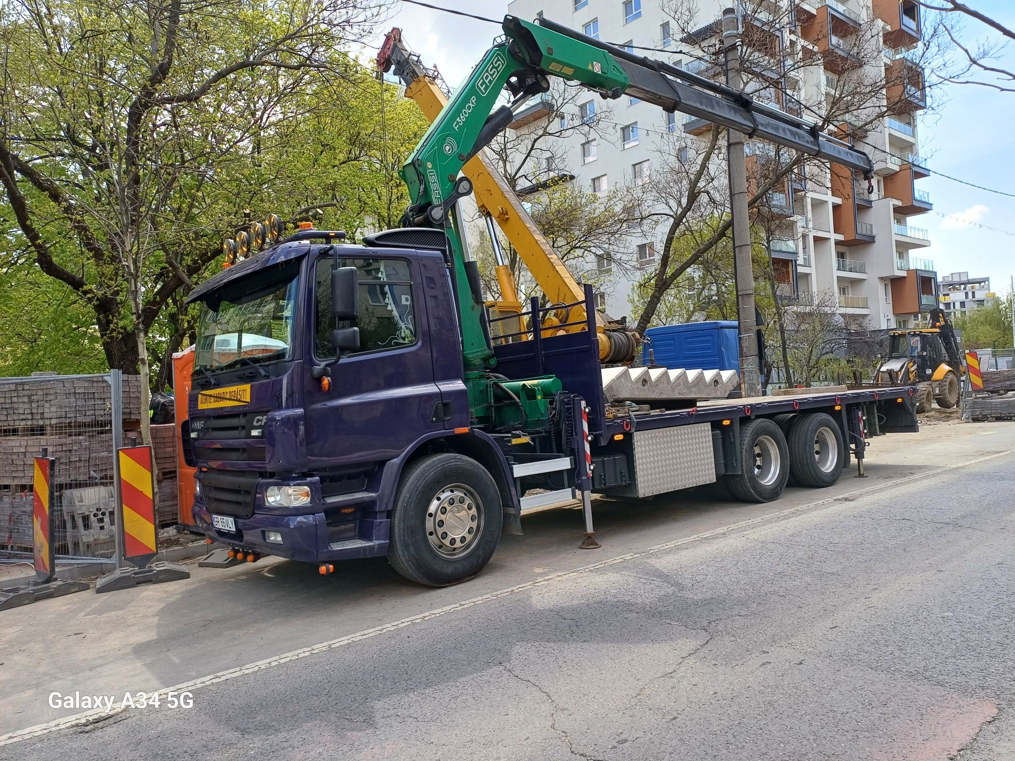 Transport camion cu macara