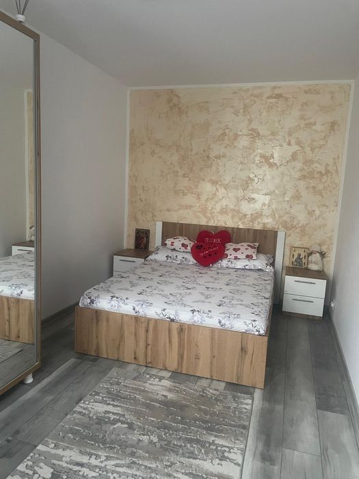 Vând apartament în valea roșie