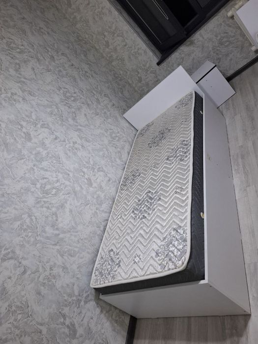 1 kishilik Divan Sotiladi Yangi