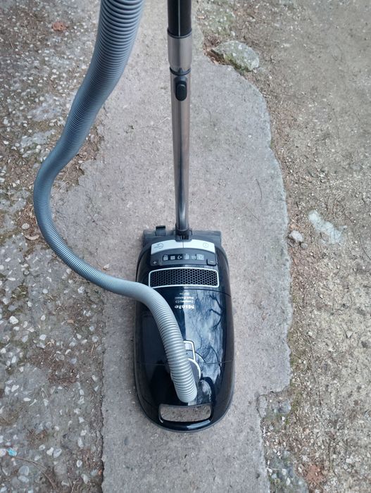 Прахосмукачка робот Miele  CX1 и Miele C3