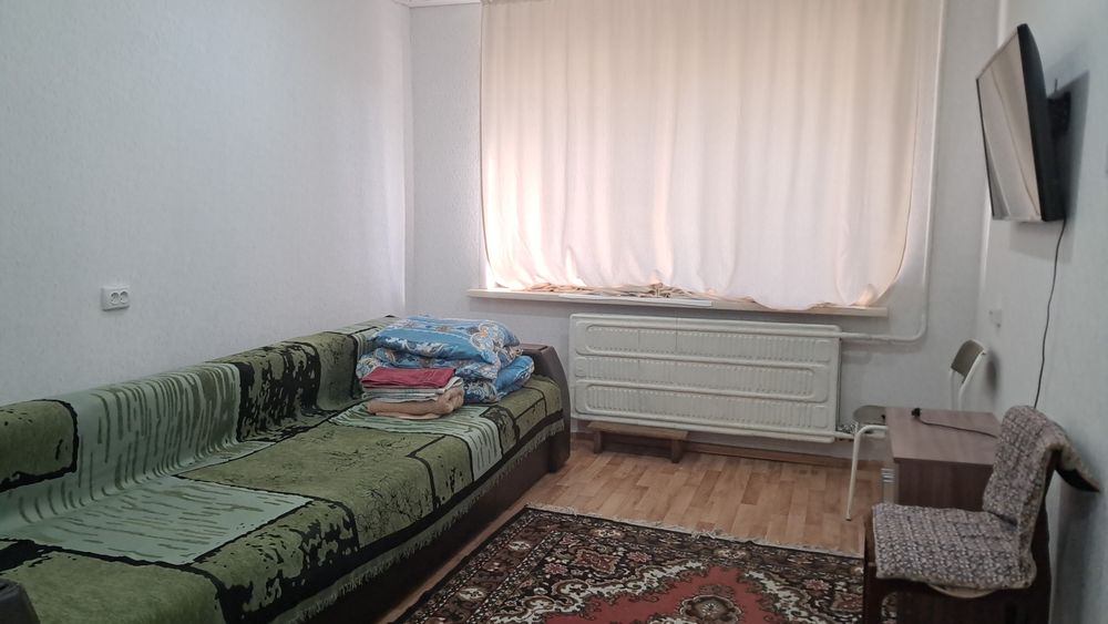 Сдам 1 комнатную квартиру на длительный срок. Район 1 микрорайон.