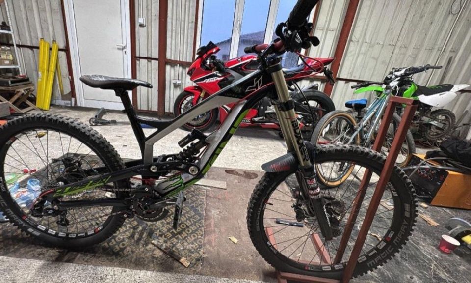 YT Industries  Downhill
