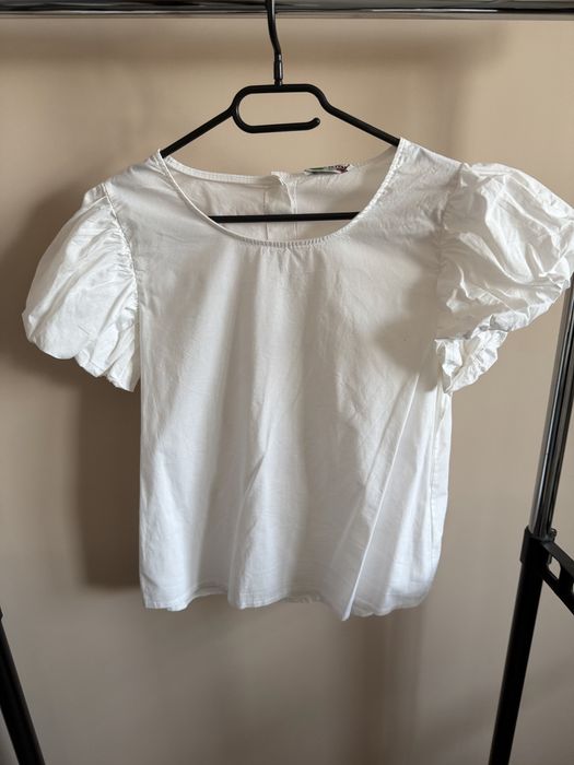 Бяла блузка с интересни ръкави