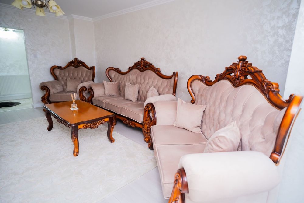 Vand set de canapele clasice din lemn!!