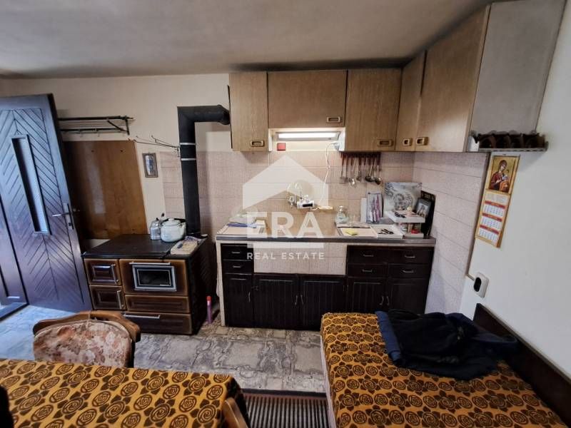 Двуетажна тухлена къща за продажба, с двор, складови постройки и таван