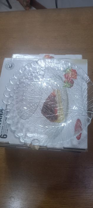 Продам тарелки  в коробке 6шт