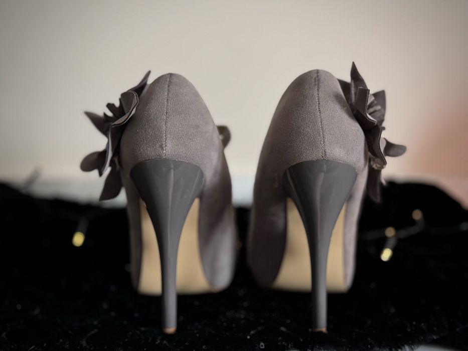 Обувки на висок ток