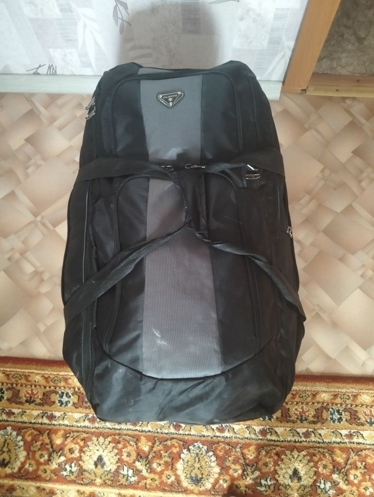 Продам чемодан- сумку.