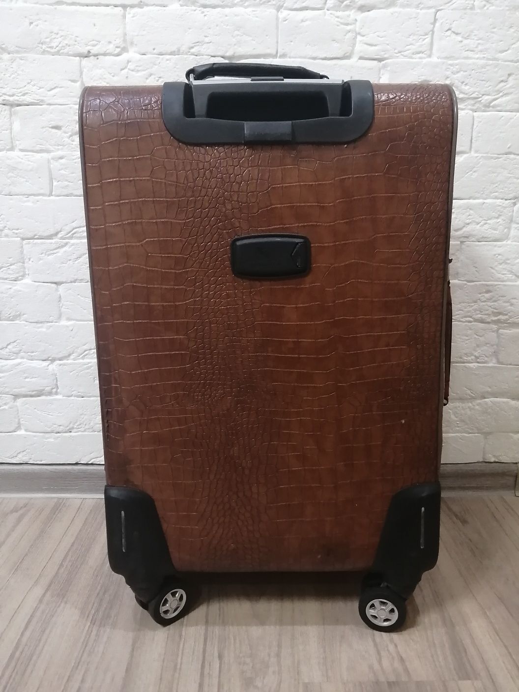 Продам чемодан из эко-кожи