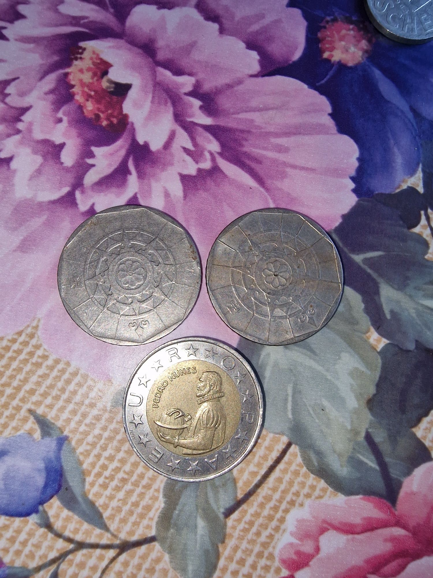 Vând monede din Jugoslavia , Chile și Portugalia