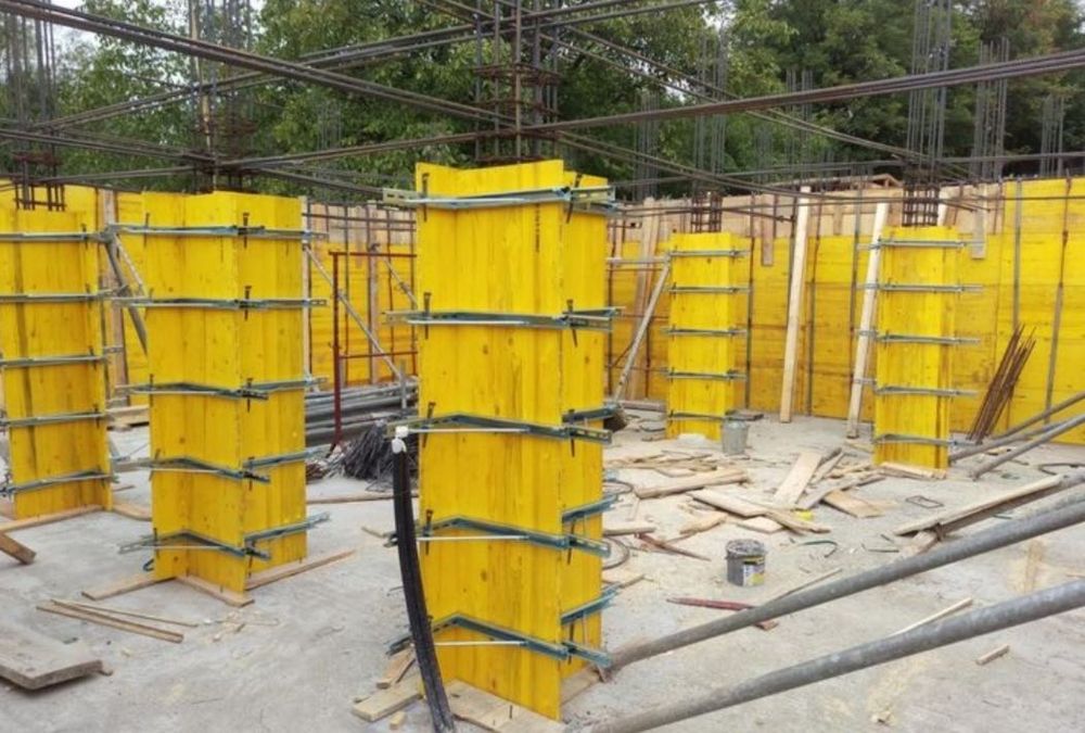 Construim case la roșu, cu oameni care știu meserie