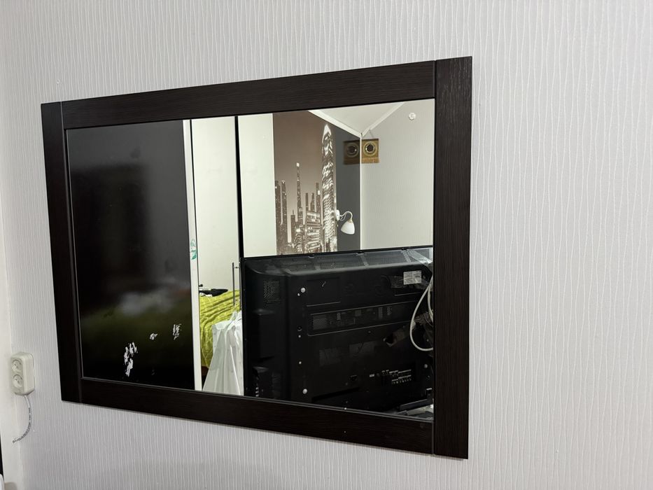 Продам зеркало в рамке