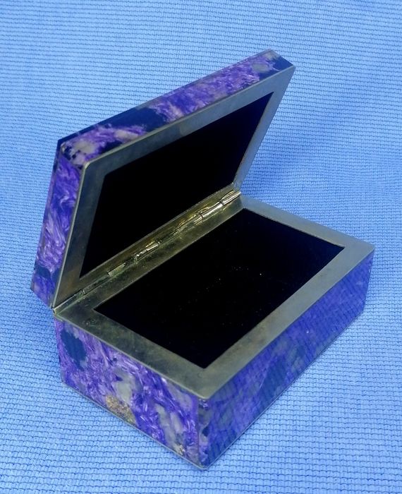 Шкатулка чароитовая