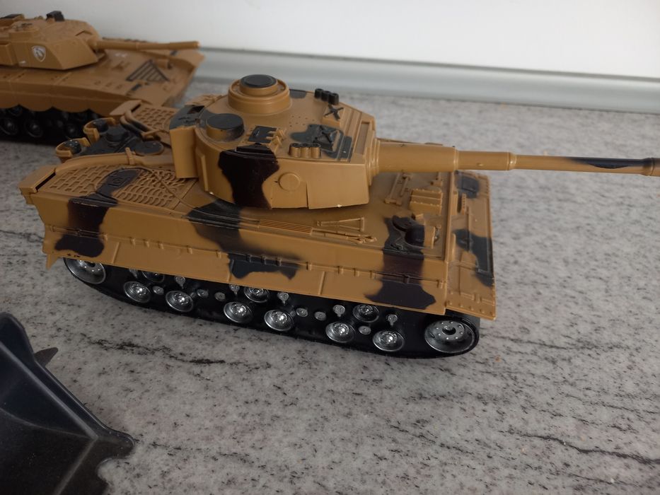 Colectie 2 tancuri+tractor marca Noriel, cu actionare lumini si sunet