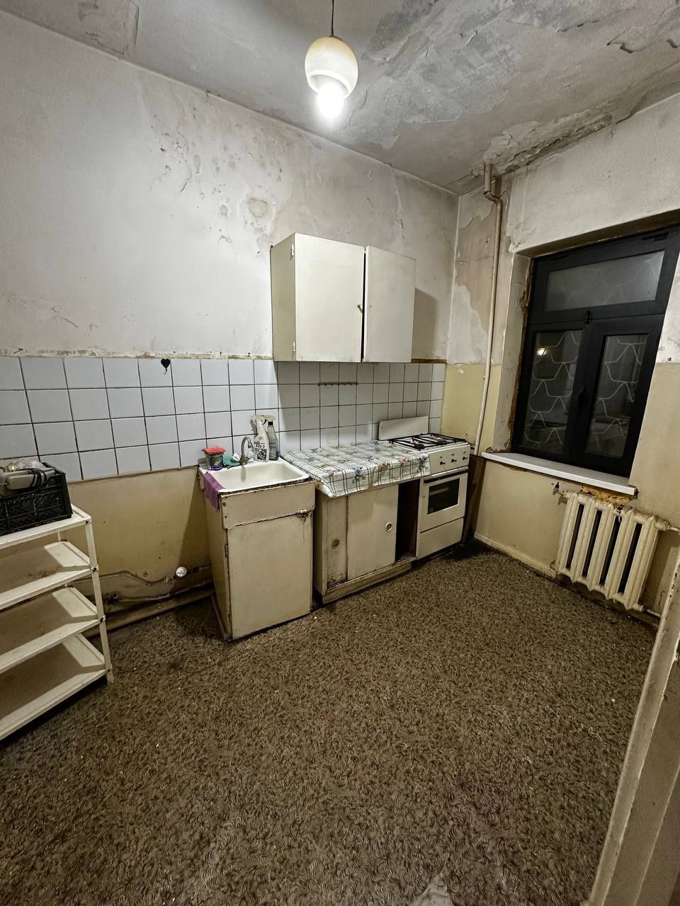Себзорда срочно Бир хонали квартира сотилади, без ремонт. м Г. Гулом.