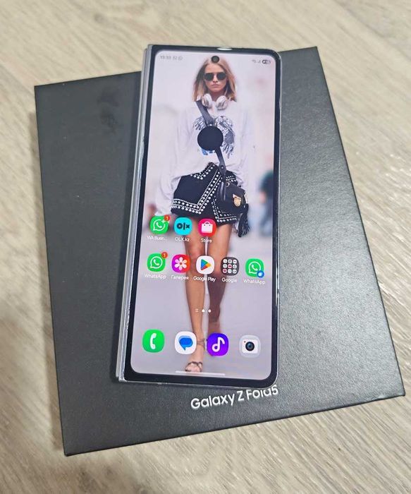 продам Samsung Fold 5 12/256Gb 5G (пятно на экране)