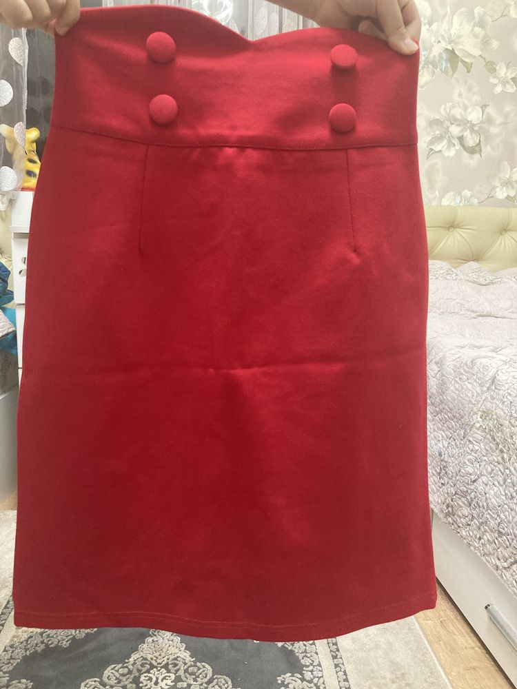 Красная прямая юбка