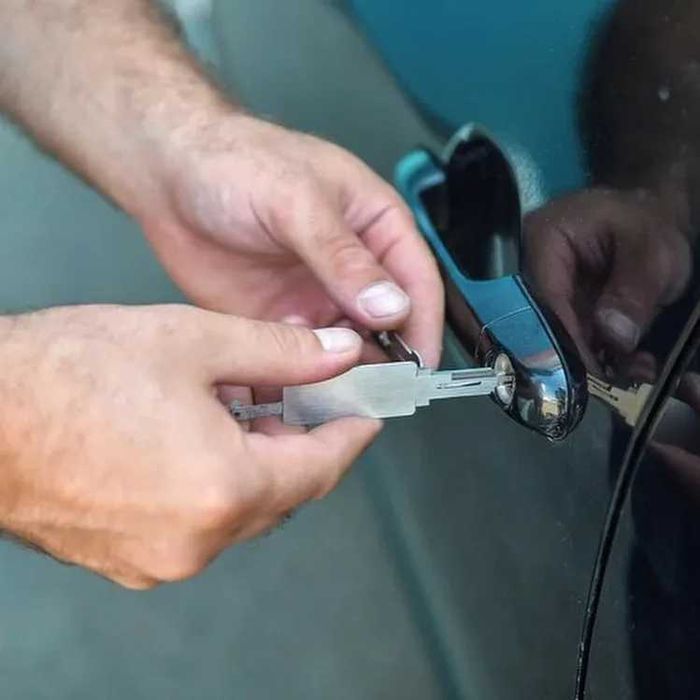 Вскрытие авто замка. Машина ашу. Открыть автомобиль срочно