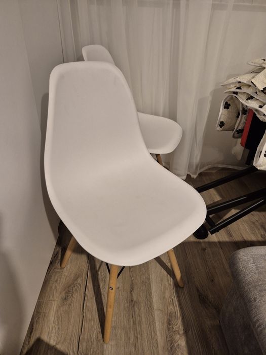 Scaune albe, plastic, noi