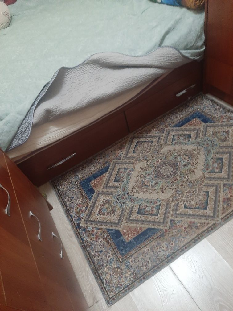 Кровать двуспальная  2х2,2м  с полками  б/у