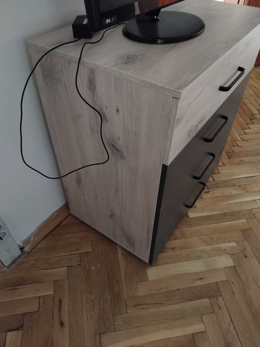 Продавам нов шкаф-скрин с 4 чекмеджета