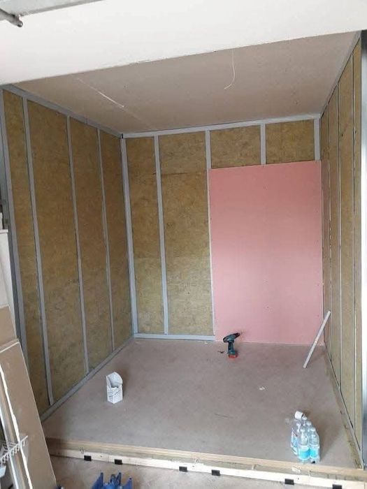 Vând case pe structura metalica