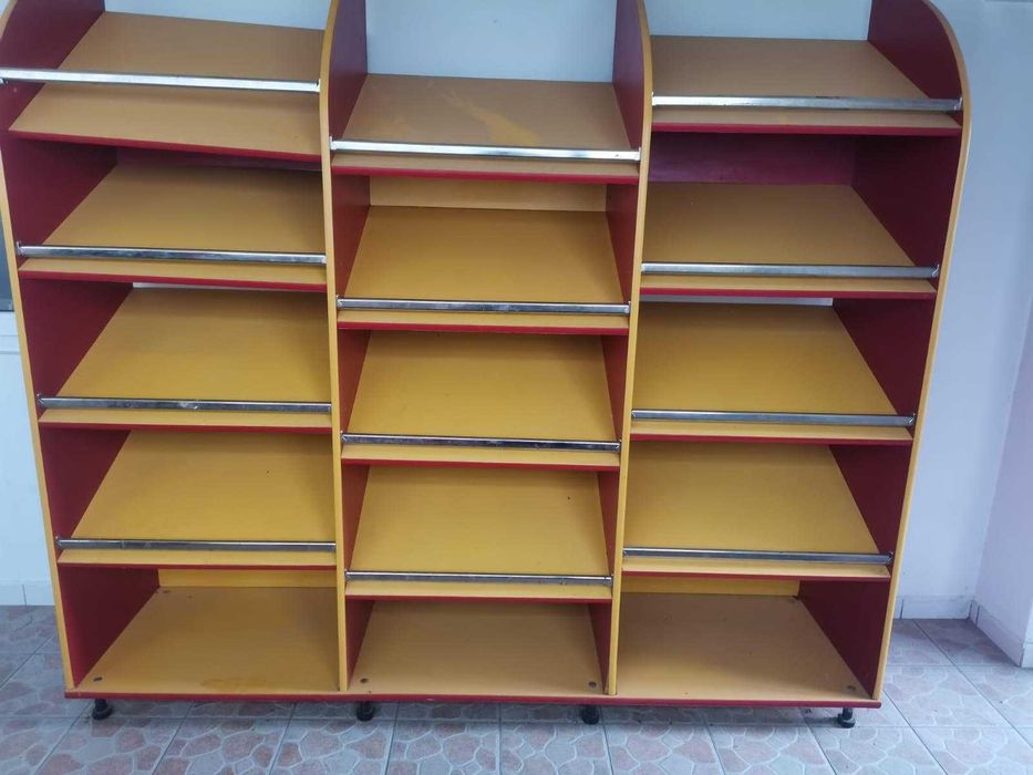 Vindem mobilier complet pentru magazin sau brutarie