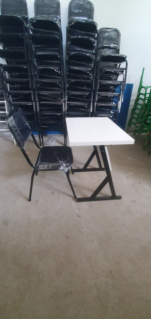 Òquv markazlari uchun Bir kishilik partalar bor.