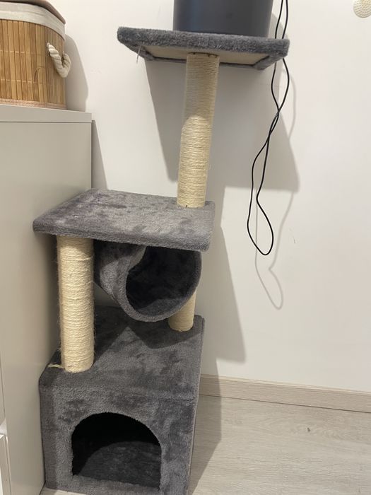 Pisici: ansamblu joaca si dispenser automat de apa