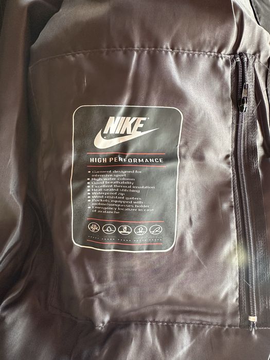 Мъжко,черно,зимно яке Nike с гумирано лого и ципове на джобовете